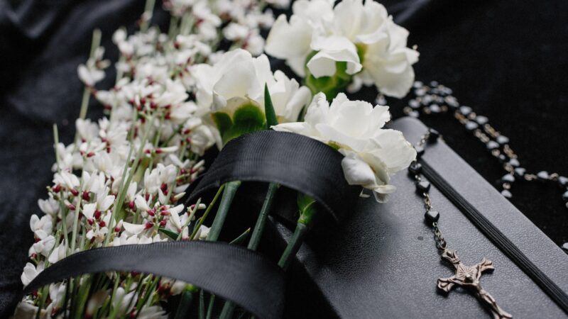 How To Choose a Flower Arrangement for A Funeral?